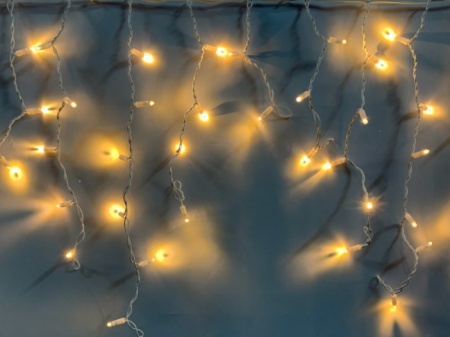 Светодиодная бахрома 2*0,6 м, теплая белая, постоянного свечения, белый провод